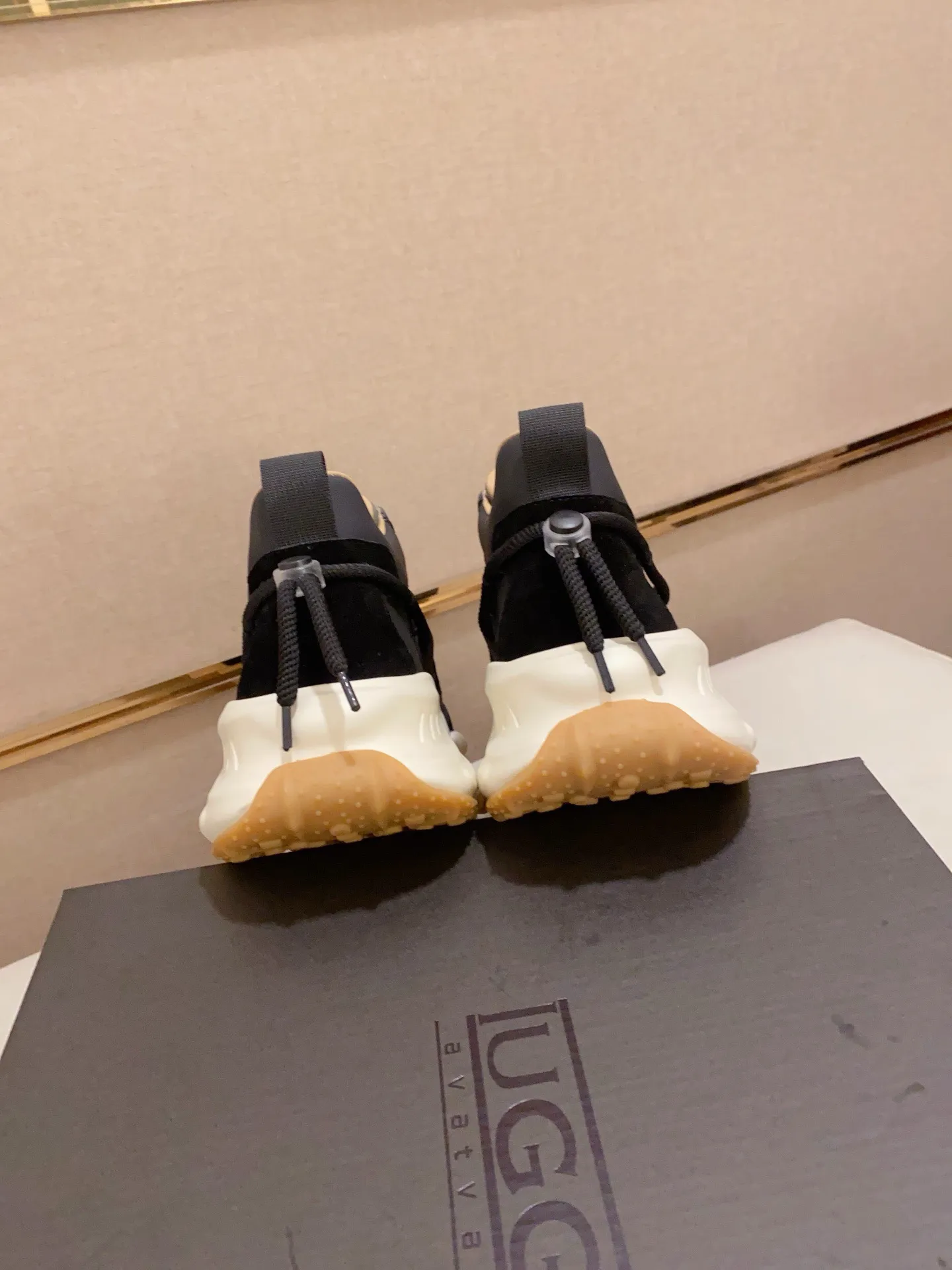 Factory price: 760💰(high-end goods) UGG❄️❄️The latest fashionable men's shoes👟 1:1⃣️Quality, fabric: high-end quality first-layer cowhide imported from Europe. Lining: wool lining, sole: pure imported foam outsole. ❤️High-end goods, fine workmanship, trendy and fashionable. The fit is very classy. If you know the goods, you will not be able to refuse😍😍Number of codes: 39-44
